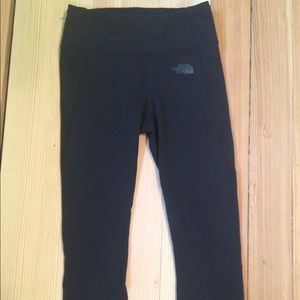 NEW- North Face Women’s XS Black legging (crop)